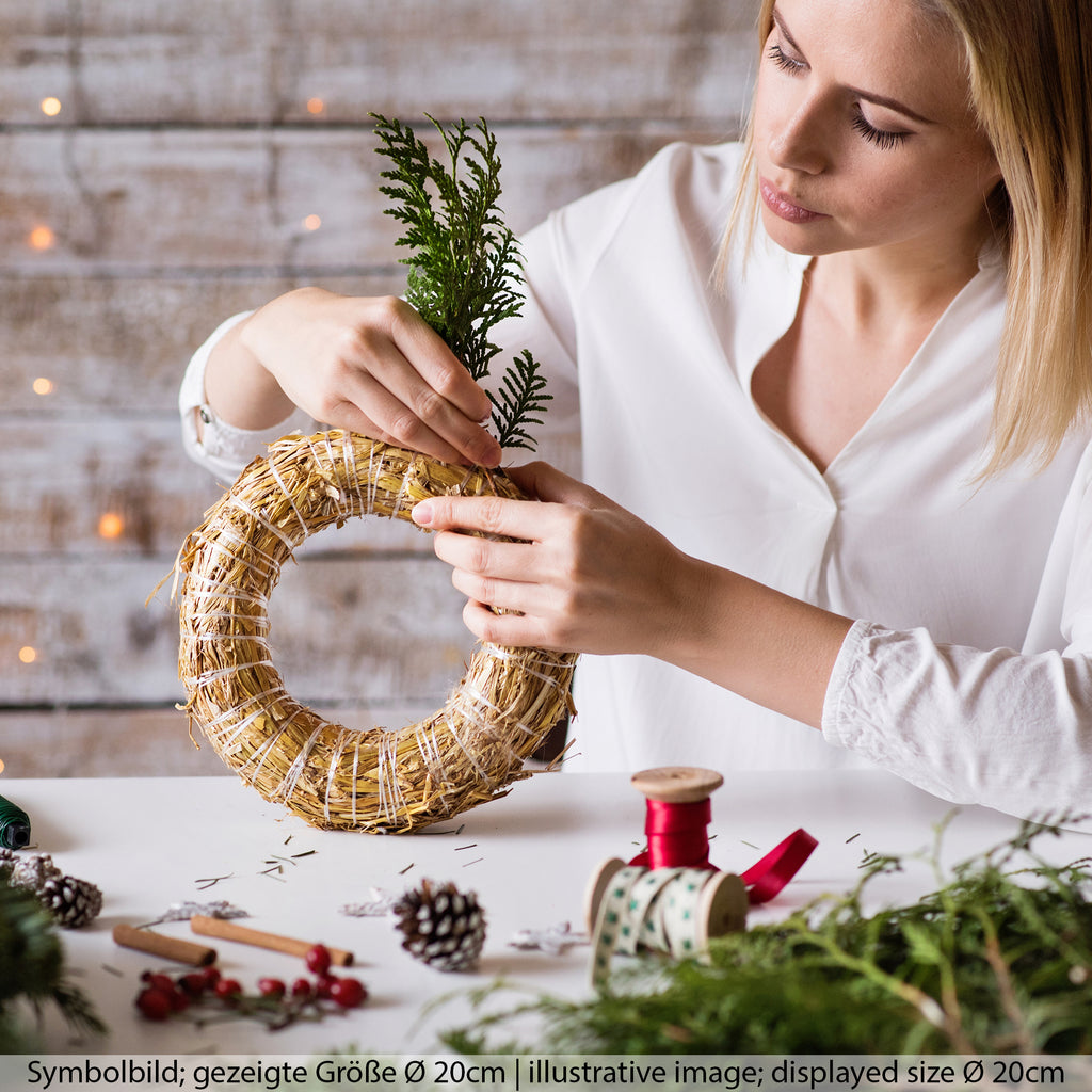 Adventskranz-DIY-Set inkl. Tannengrün - Inhalt: 1x Strohkranz 30 cm, 4x Kerzenhalter gold matt 8 cm, 1x Wickeldraht grün 100g, 1x Tannengrün (ca. 1,5 kg)